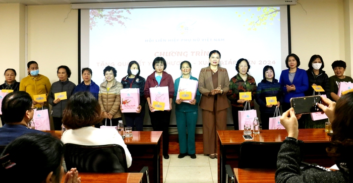 Hội LHPN Việt Nam trao tặng 50 suất quà Tết cho phụ nữ có hoàn cảnh khó khăn tại quận Hai Bà Trưng- Ảnh 4.