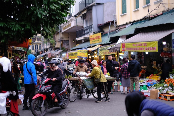 Người dân chi tiền triệu mua đồ cúng Tết ở "chợ nhà giàu", người bán đeo mã QR cho khách tiện thanh toán- Ảnh 1.