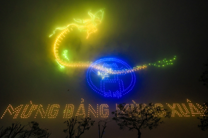 Nhìn lại những khoảnh khắc đẹp lung linh trên bầu trời Hà Nội trong đêm tổng duyệt trình diễn ánh sáng bằng 2.024 drone- Ảnh 12.
