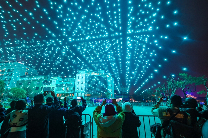Nhìn lại những khoảnh khắc đẹp lung linh trên bầu trời Hà Nội trong đêm tổng duyệt trình diễn ánh sáng bằng 2.024 drone- Ảnh 1.