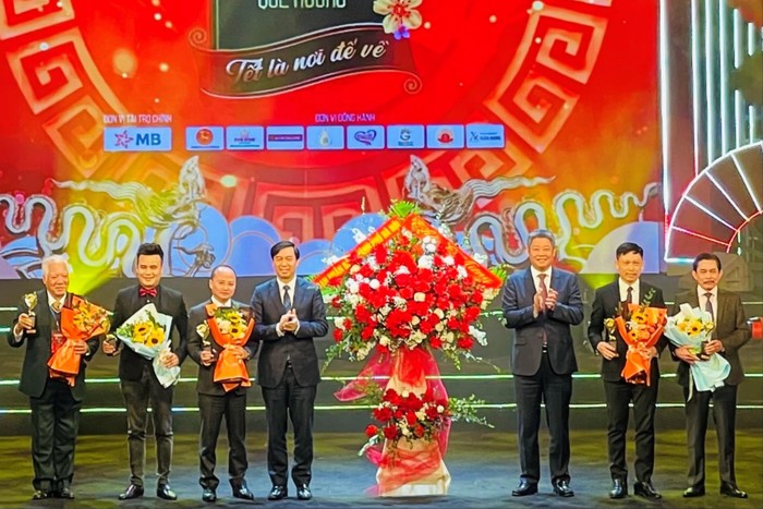 Phó Chủ tịch UBND thành phố Hà Nội Nguyễn Mạnh Quyền trao lẵng hoa của UBND thành phố tặng Ban Tổ chức chương trình Gala Tết quê hương 2024