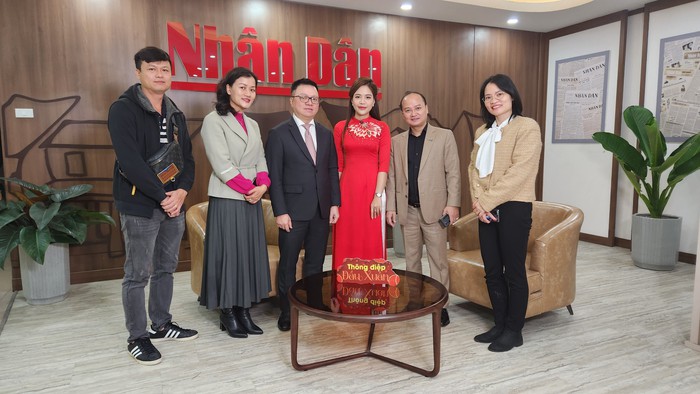 Ông Lê Quốc Minh, Chủ tịch Hội Nhà báo Việt Nam, Tổng Biên tập Báo Nhân dân (thứ 3 từ trái sang) cùng lãnh đạo, phóng viên Đài truyền hình KTS VTC.