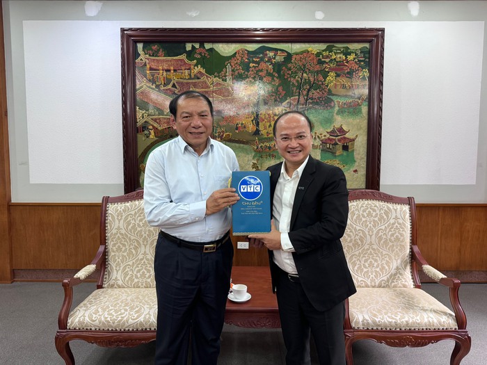 Bộ trưởng Bộ Văn hóa, Thể Thao và Du lịch Nguyễn Văn Hùng (trái) và Giám đốc đài Truyền hình KTS VTC Trần Đức Thành.