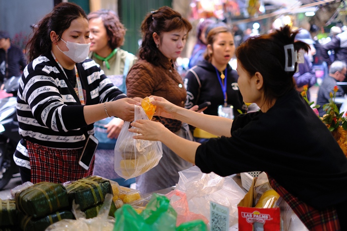 Người dân chi tiền triệu mua đồ cúng Tết ở "chợ nhà giàu", người bán đeo mã QR cho khách tiện thanh toán- Ảnh 9.