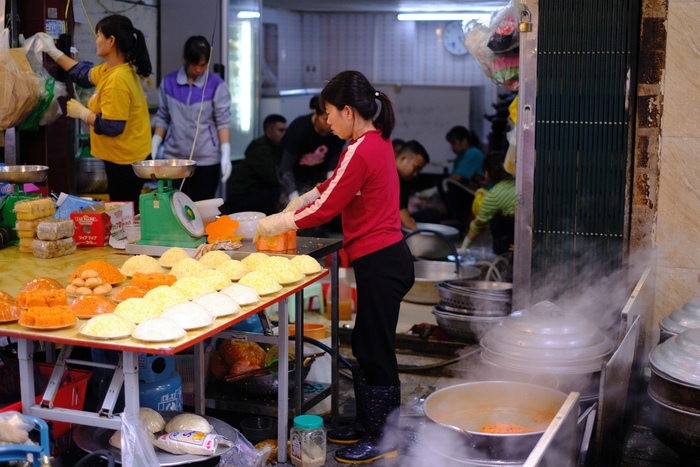 Người dân chi tiền triệu mua đồ cúng Tết ở "chợ nhà giàu", người bán đeo mã QR cho khách tiện thanh toán- Ảnh 11.