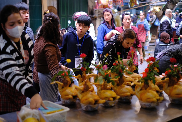 Người dân chi tiền triệu mua đồ cúng Tết ở "chợ nhà giàu", người bán đeo mã QR cho khách tiện thanh toán- Ảnh 12.