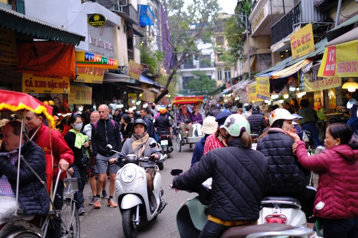 Người dân chi tiền triệu mua đồ cúng Tết ở "chợ nhà giàu", người bán đeo mã QR cho khách tiện thanh toán- Ảnh 3.