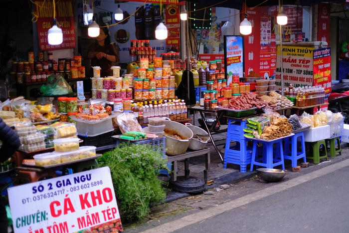 Người dân chi tiền triệu mua đồ cúng Tết ở "chợ nhà giàu", người bán đeo mã QR cho khách tiện thanh toán- Ảnh 4.