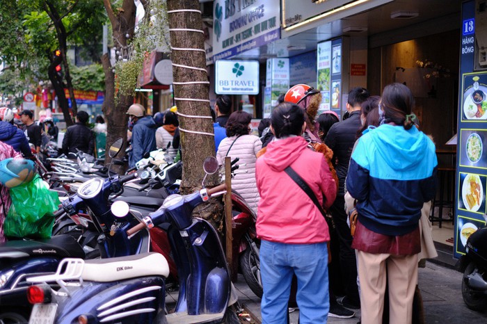 29 Tết, người Hà Nội xếp hàng dài mua bánh chưng, giò chả trên phố Hàng Bông- Ảnh 5.