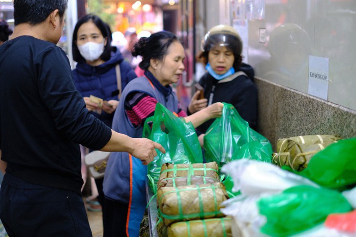 29 Tết, người Hà Nội xếp hàng dài mua bánh chưng, giò chả trên phố Hàng Bông- Ảnh 9.