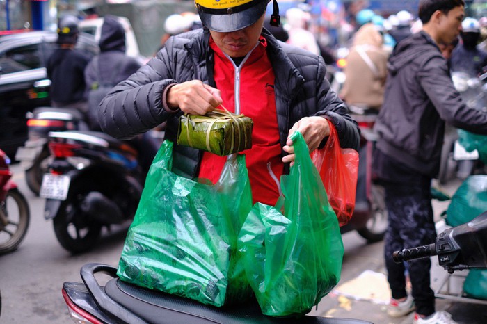 29 Tết, người Hà Nội xếp hàng dài mua bánh chưng, giò chả trên phố Hàng Bông- Ảnh 14.