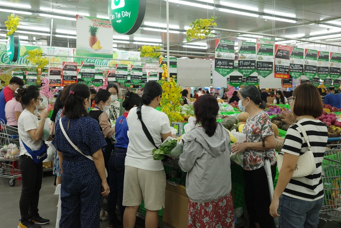 Siêu thị những ngày giáp Tết: Tắc từ bãi đỗ xe đến quầy thanh toán, người dân phải tránh nhau khéo léo như lái xe trên đường- Ảnh 2.