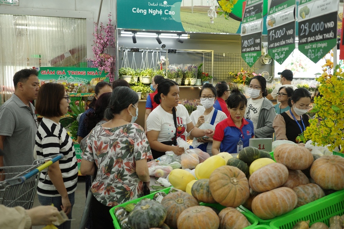 Siêu thị những ngày giáp Tết: Tắc từ bãi đỗ xe đến quầy thanh toán, người dân phải tránh nhau khéo léo như lái xe trên đường- Ảnh 3.