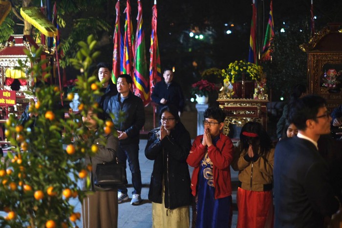Người dân Hà Nội nô nức đi lễ chùa, mua muối cầu năm mới bình an- Ảnh 6.