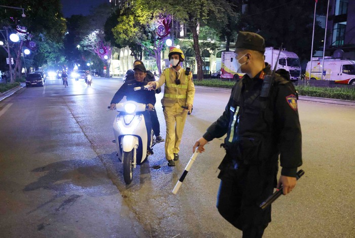 Đêm 30 Tết: CSGT Hà Nội trực 100% quân số, nam thanh niên mang pháo nổ đi chơi bị “tóm gọn”- Ảnh 5.