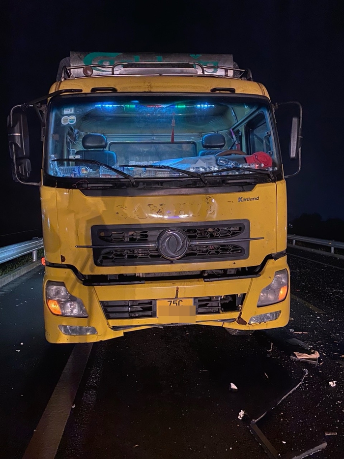 Lại xảy ra tai nạn thảm khốc trên cao tốc Cam Lộ - La Sơn, 2 người chết, nhiều người bị thương- Ảnh 2.