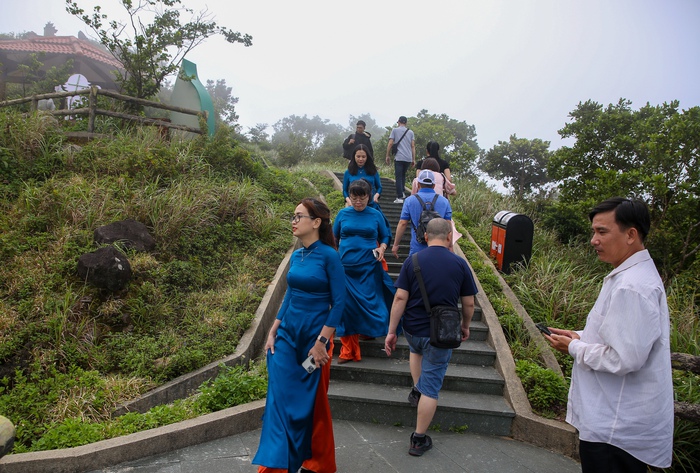 Du khách đổ xô check in đỉnh Bàn Cờ nơi tỷ phú Bill Gates thưởng trà khi đến Đà Nẵng- Ảnh 22.