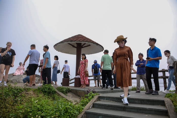 Du khách đổ xô check in đỉnh Bàn Cờ nơi tỷ phú Bill Gates thưởng trà khi đến Đà Nẵng- Ảnh 9.
