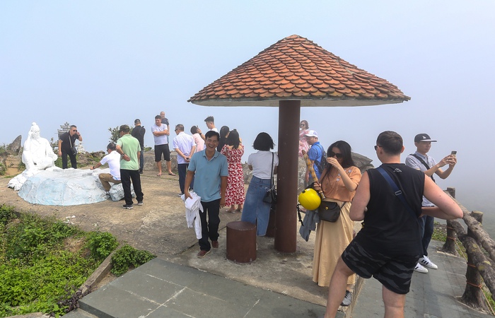 Du khách đổ xô check in đỉnh Bàn Cờ nơi tỷ phú Bill Gates thưởng trà khi đến Đà Nẵng- Ảnh 17.
