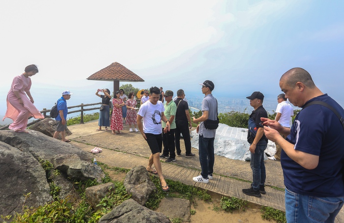Du khách đổ xô check in đỉnh Bàn Cờ nơi tỷ phú Bill Gates thưởng trà khi đến Đà Nẵng- Ảnh 5.