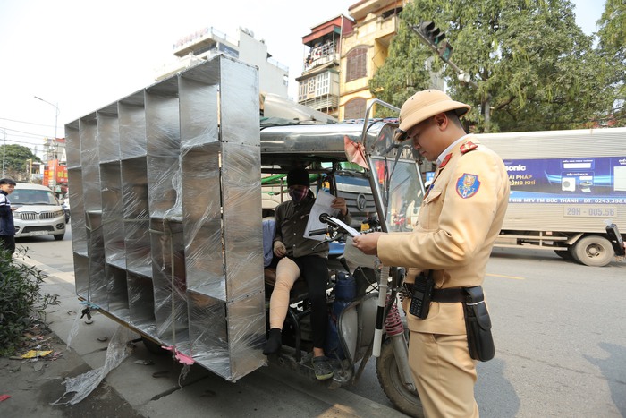 Cảnh sát giao thông Hà Nội xử lý hàng loạt xe ba gác, xe cà tàng chở hàng cồng kềnh trên đường phố- Ảnh 2.