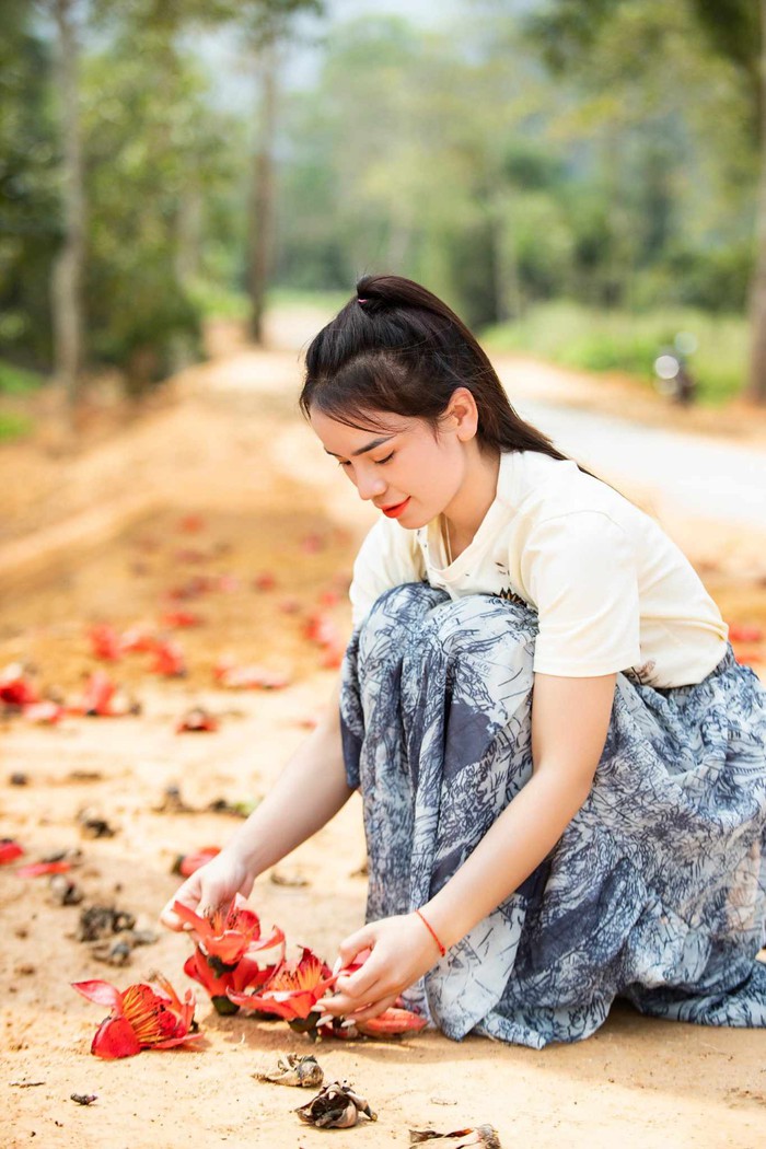Tháng 3 hoa gạo nở đỏ một góc trời, đường làng trở thành điểm check in hút khách ở xứ Nghệ- Ảnh 10.