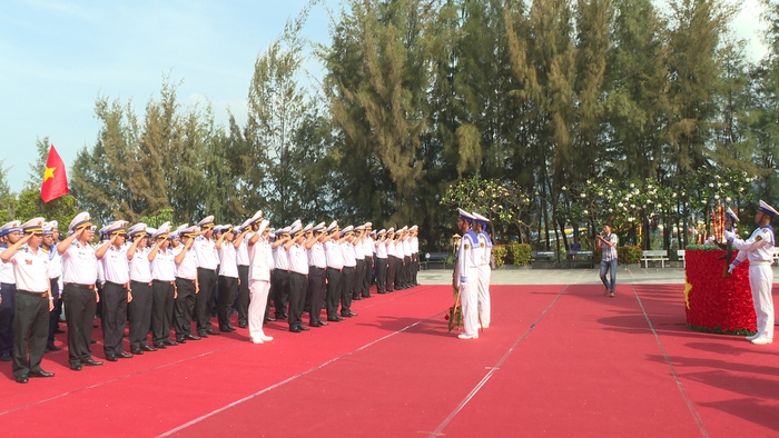 Bộ đội Hải quân tri ân, tưởng niệm các Anh hùng liệt sĩ Gạc Ma - Ảnh 1.