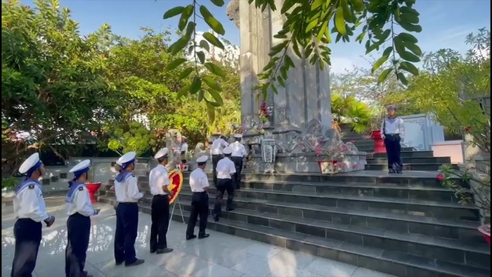 Bộ đội Hải quân tri ân, tưởng niệm các Anh hùng liệt sĩ Gạc Ma - Ảnh 2.
