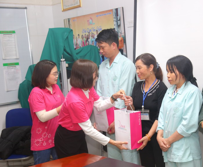 VĐV Nguyễn Thị Oanh trao quà cho người nhà bệnh nhi được hỗ trợ từ Quỹ Vì Tầm Vóc Việ