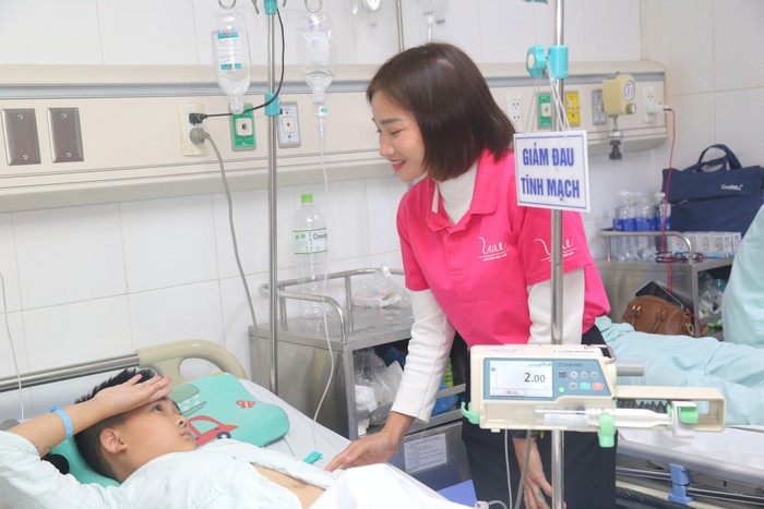 Nguyễn Thị Oanh thăm hỏi và tặng quà từng bệnh nhi tại Bệnh viện Việt Đức
