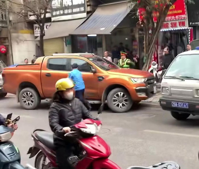 Tài xế xe bán tải chạy trốn cảnh sát, tông nhiều người trên đường phố Hà Nội: Dương tính với ma túy- Ảnh 2.