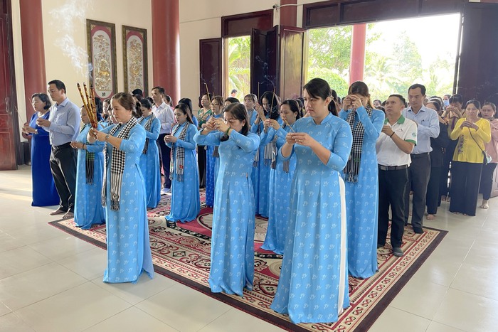 Đoàn Đại biểu phụ nữ Bến Tre dâng hương tưởng niệm Nữ tướng Nguyễn Thị Định- Ảnh 1.