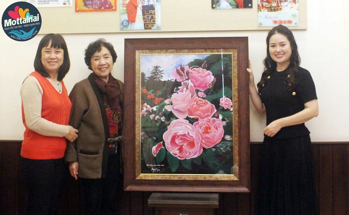 Tiến sĩ Thẩm Hoàng Điệp trao bức tranh đấu giá thành công gây quỹ Mottainai- Ảnh 1.