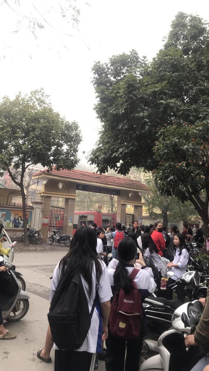 Khói đen nghi ngút từ đám cháy một trường THCS ở Hà Nội, học sinh khẩn trương di tản- Ảnh 2.