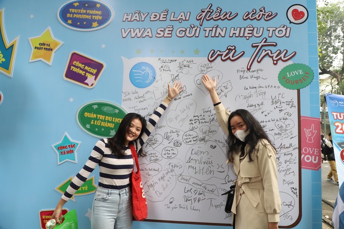 Sôi động gian hàng của Học viện Phụ nữ Việt Nam tại Ngày hội Tư vấn tuyển sinh - hướng nghiệp 2024- Ảnh 4.