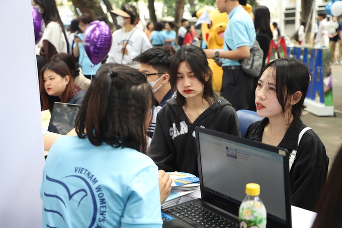 Sôi động gian hàng của Học viện Phụ nữ Việt Nam tại Ngày hội Tư vấn tuyển sinh - hướng nghiệp 2024- Ảnh 2.