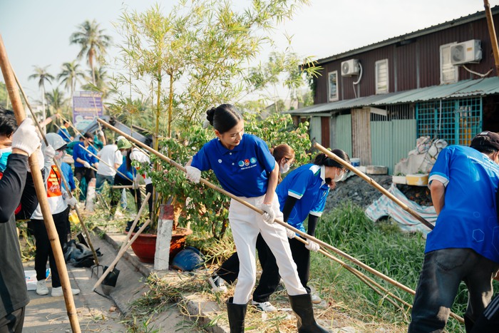 Hoa hậu Nguyễn Thanh Hà tham gia dọn rác kênh Tham Lương