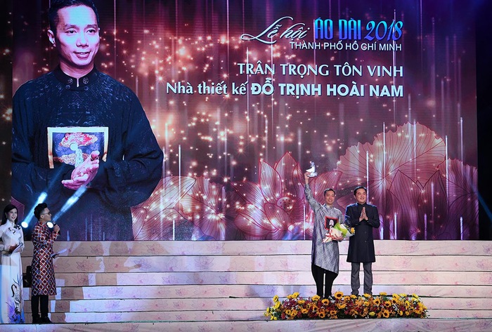Năm 2018, NTK Đỗ Trịnh Hoài Nam được tôn vinh là Nhà thiết kế của năm tại Lễ hội Áo dài TPHCM