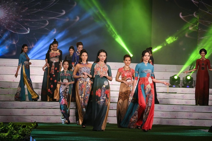 BST “Nàng thơ” trên sân khấu Lễ hội Áo dài TPHCM năm 2019 mang lại nhiều cảm xúc cho khán giả bởi những hình ảnh mộc mạc của văn hóa đất Việt thể hiện cầu kỳ trên từng tà áo
