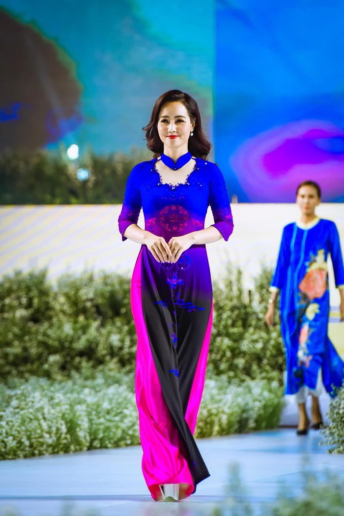 Cũng năm 2019, BST “Sắc màu Phương Đông” được Đỗ Trịnh Hoài Nam cùng hàng trăm các nghệ nhân thực hiện trong 8 tháng, giá trị của sản phẩm lên 20.000 USD/1 bộ. NTK hy vọng đây không chỉ là một hoạt động thời trang đa sắc màu mà còn là sợi dây kết nối văn hóa, quảng bá áo dài, quảng bá văn hóa làng nghề và góp phần thúc đẩy hơn nữa ngành du lịch Việt Nam