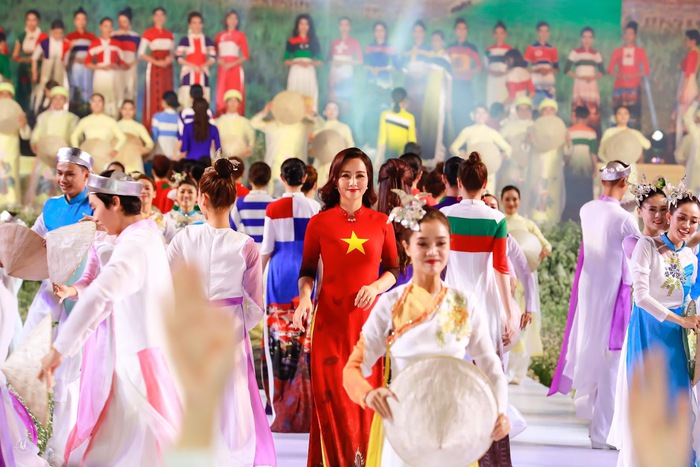 Cũng trong năm 2019 này, BST “Thế giới như tôi thấy” của NTK Đỗ Trịnh Hoài Nam đã gây tiếng vang không chỉ trong nước còn được chú ý trên thế giới, được nhiều chính khách các quốc gia sử dụng trong các sự kiện ngoại giao văn hóa