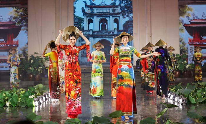 Tiếp đó, năm 2020, BST “Di sản Việt Nam” gây ấn tượng độc đáo khi kết hợp thời trang quảng bá kiến trúc di sản