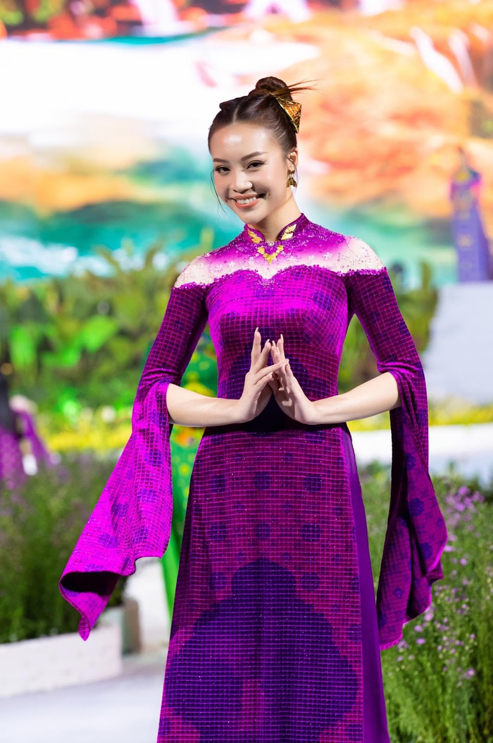 Năm 2023, NTK Đỗ Trịnh Hoài Nam giới thiệu BST “Suối nguồn”, kết hợp với vẻ đẹp của Vịnh Hạ Long cùng hình ảnh của hoa sen, mang đến những tà áo dài hòa quyện tinh tế giữa truyền thống với hiện đại, giữa tinh hoa văn hóa phương Đông pha trộn với phương Tây