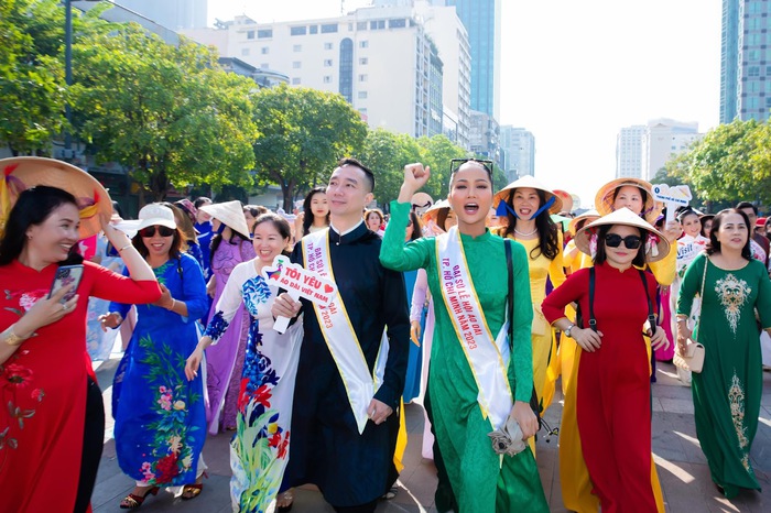 Cũng trong năm 2023, NTK Đỗ Trịnh Hoài Nam đảm trách vai trò Đại sứ áo dài, anh đã có những hoạt động sôi nổi nhằm quảng bá áo dài nhằm hướng đến áo dài được công nhận là Di sản văn hóa phi vật thể của nhân loại