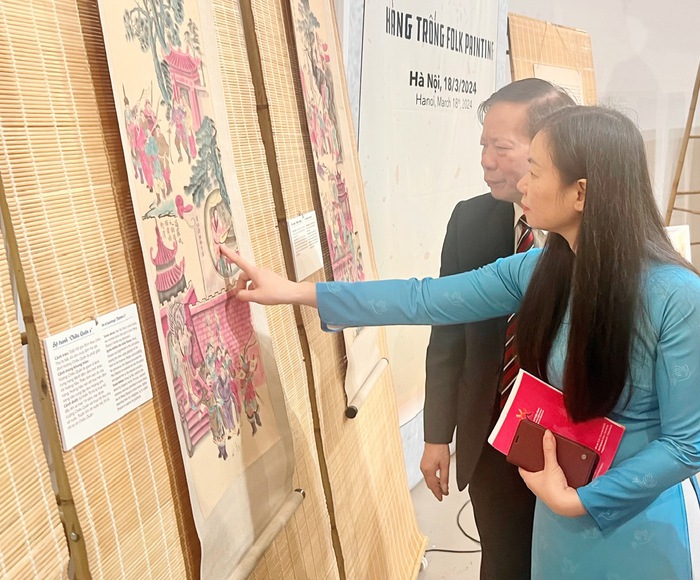 Phó Chủ tịch Hội LHPN Việt Nam Nguyễn Thị Thu Hiền chiêm ngưỡng những bức tranh truyện Hàng Trống
