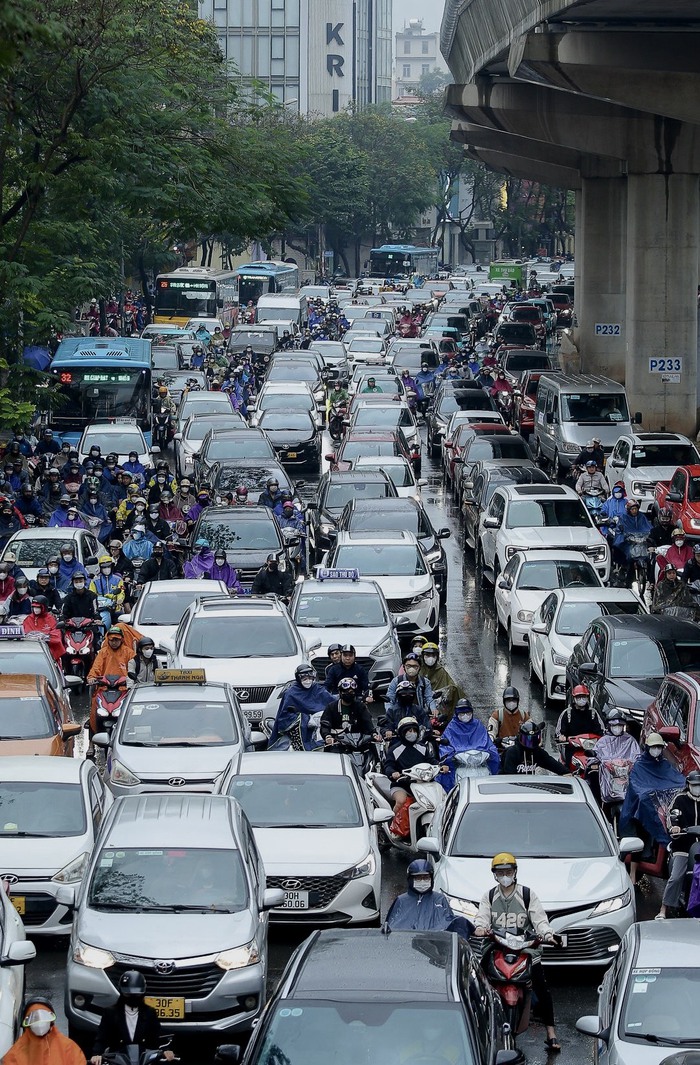 Hà Nội: Mưa lạnh, tắc đường, dân công sở chật vật tìm lối thoát đi làm- Ảnh 7.