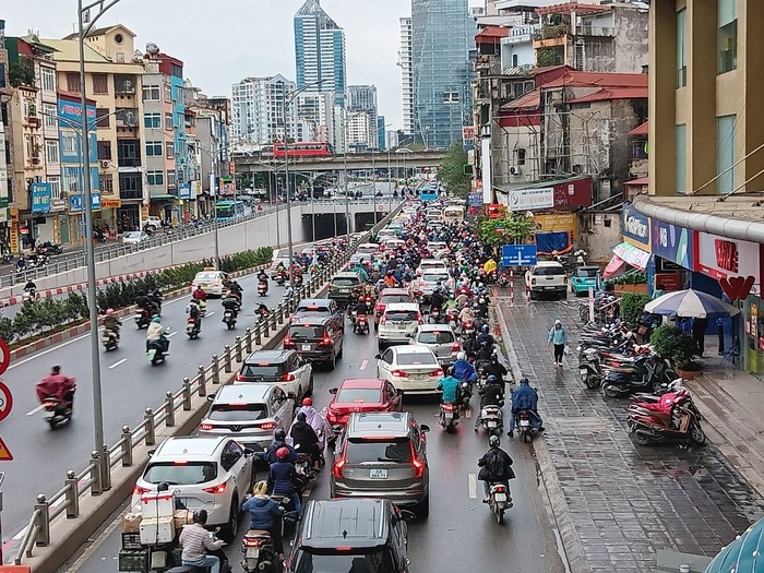 Hà Nội: Mưa lạnh, tắc đường, dân công sở chật vật tìm lối thoát đi làm- Ảnh 11.