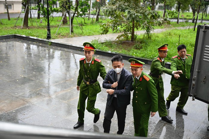 Bắt đầu xét xử cha con Chủ tịch Tập đoàn Tân Hoàng Minh, hàng nghìn bị hại tập trung tham dự- Ảnh 3.