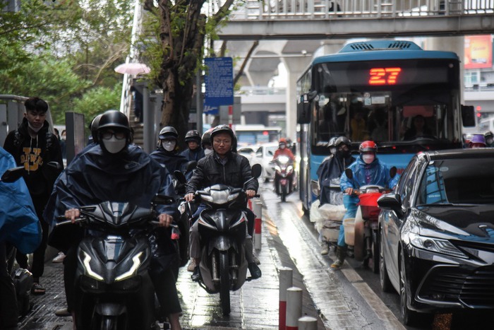 Hà Nội: Mưa lạnh, tắc đường, dân công sở chật vật tìm lối thoát đi làm- Ảnh 6.