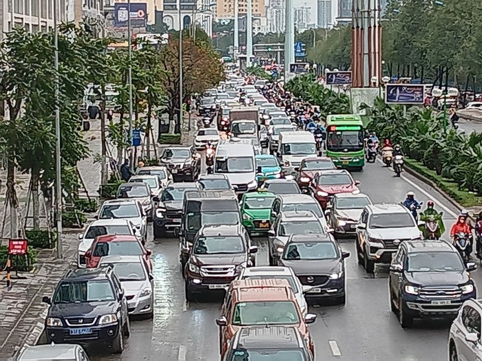 Hà Nội: Mưa lạnh, tắc đường, dân công sở chật vật tìm lối thoát đi làm- Ảnh 10.